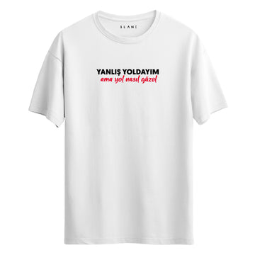 Yanlış Yoldayım Ama Yol Nasıl Güzel - Regular T-Shirt