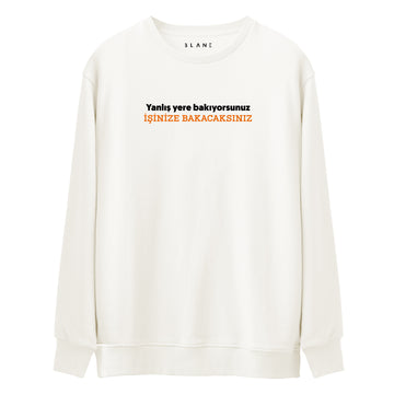 Yanlış Yere Bakıyorsunuz İşinize Bakacaksınız - Premium Sweatshirt