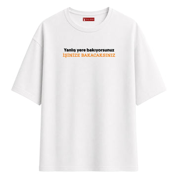 Yanlış Yere Bakıyorsunuz İşinize Bakacaksınız - Oversize T-Shirt